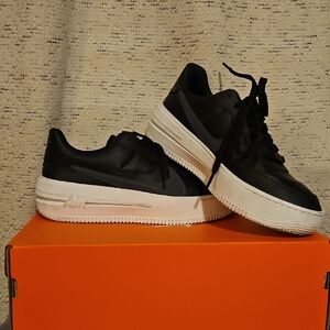 Gently Used Nike Women's Black and White Sneakers